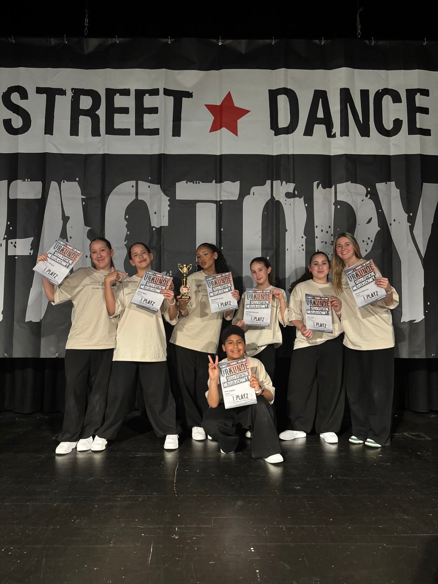 Square Collective Crew mit Urkunden bei der Street Dance Factory