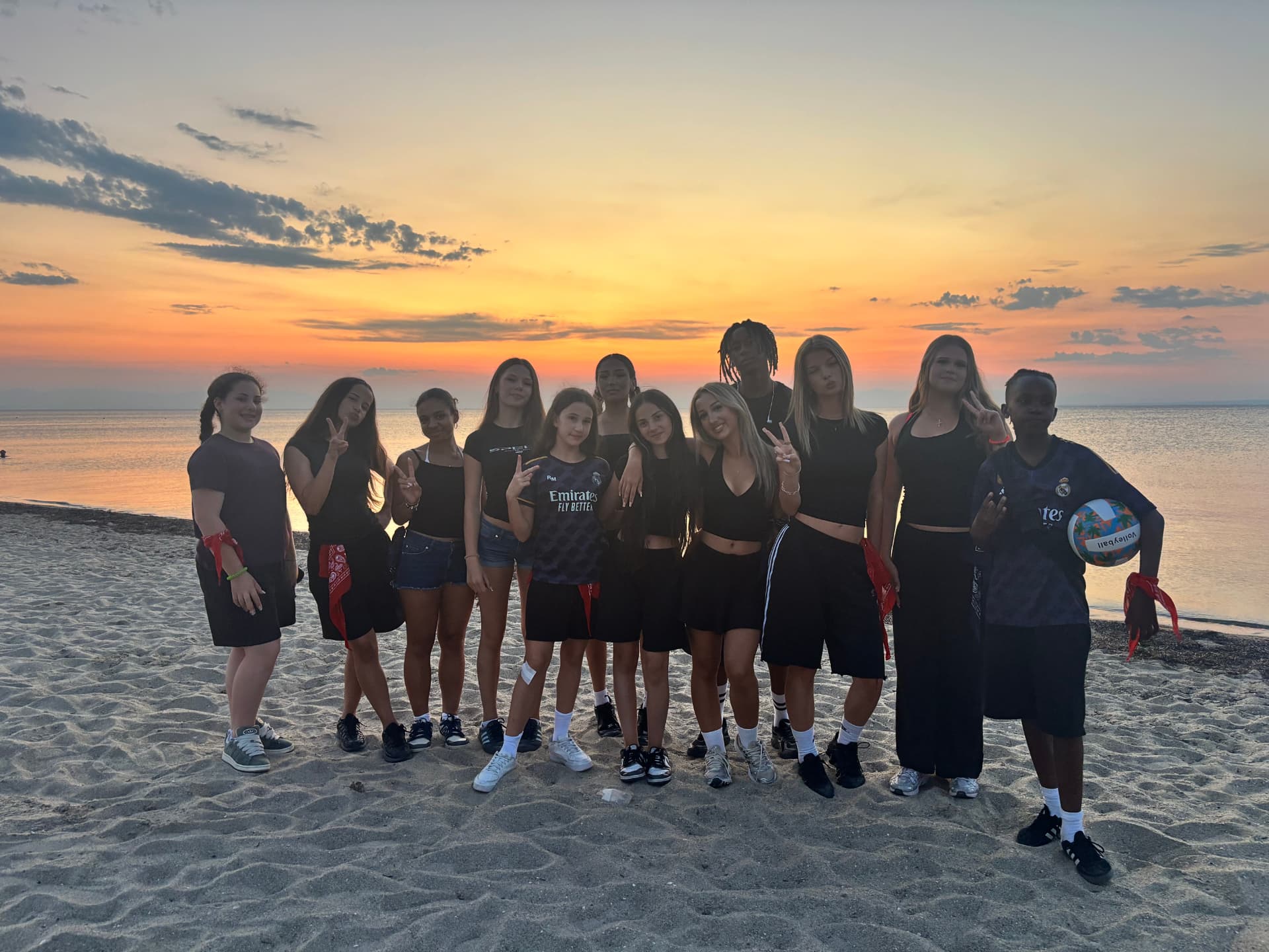 Crew am Strand im Sonnenuntergang beim Greece Camp